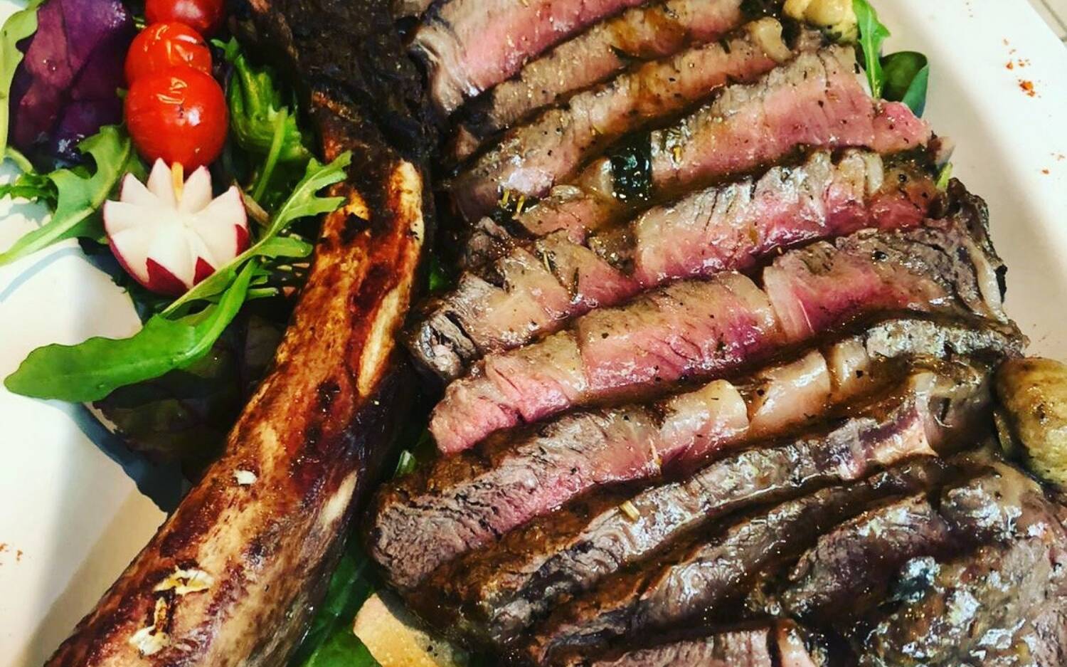 Im Restaurant Minas gibt es neben den Meze, kleine Vorspeisen-Variationen, auch üppige Fleischplatten vom Grill /©Minas