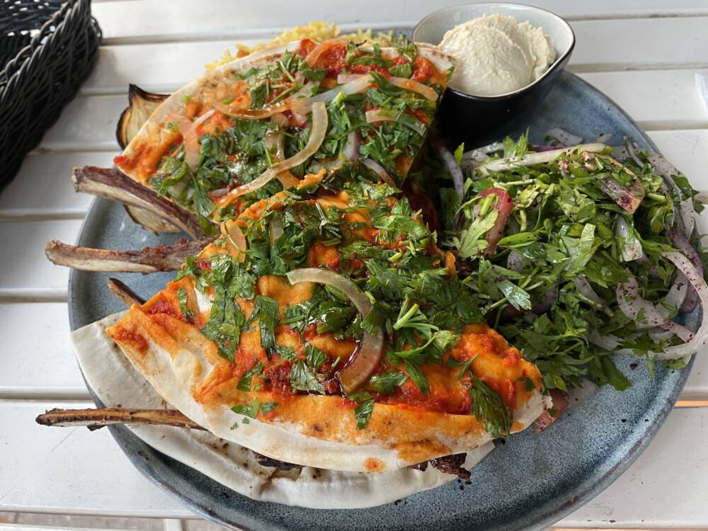 Im Zaytuna kommen unter anderem leckere Lammkoteletts auf den Tisch / ©Michael Hein