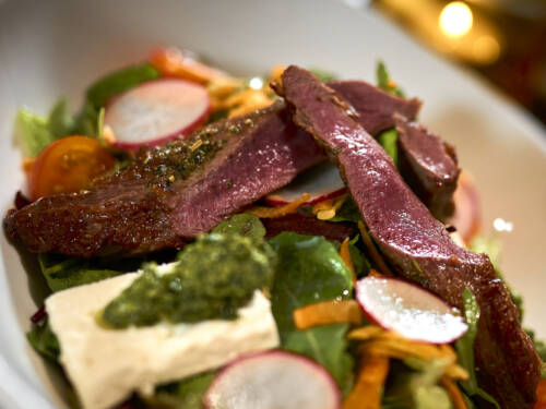 In Neumann’s Bistro & Weinbar gibt man sich international / ©Marc Sill