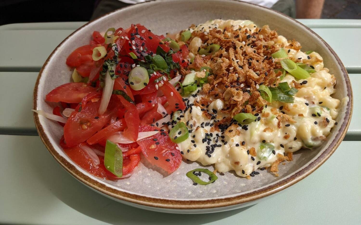 In der Weidenkantine Eimsbüttel überzeugt das Lunch mit Spätzle, Tomaten, Röstzwiebeln und Sesam / ©Genuss Guide 