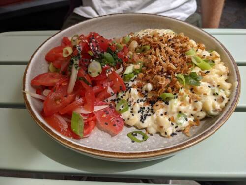 In der Weidenkantine Eimsbüttel überzeugt das Lunch mit Spätzle, Tomaten, Röstzwiebeln und Sesam / ©Genuss Guide 