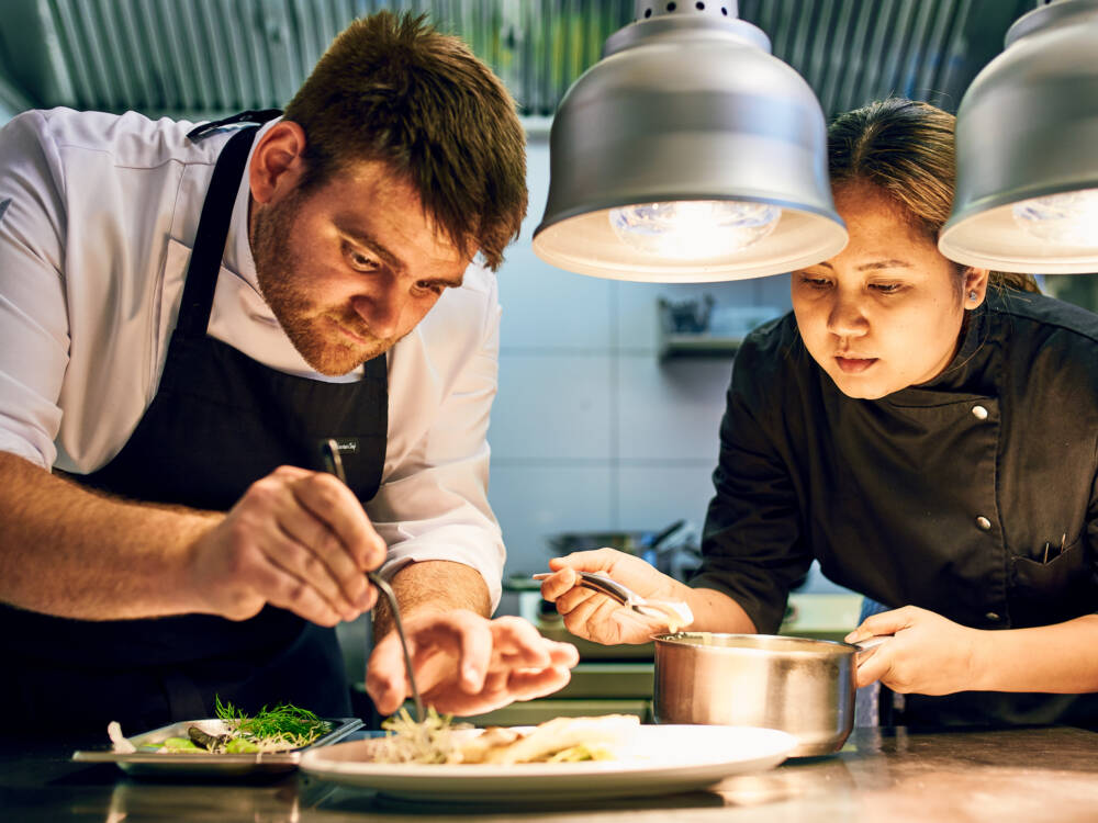 Jeder Handgriff sitzt! Feinsäuberlich und voller Konzentration entsteht hier Großes – ein Gericht, das die Geschmacksknospen nicht nur verzaubert, sondern sie auch nach mehr schreien lässt / ©Marc Sill