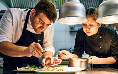 Jeder Handgriff sitzt! Feinsäuberlich und voller Konzentration entsteht hier Großes – ein Gericht, das die Geschmacksknospen nicht nur verzaubert, sondern sie auch nach mehr schreien lässt / ©Marc Sill