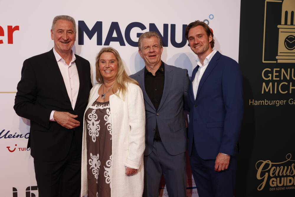 Jens Stacklies, Tanya Kumst, Mathias Forkel (Geschäftsführung SZENE HAMBURG) und Felix Stacklies bei der Genuss-Michel-Gala 2025 / ©Jan-Rasmus Lippels
