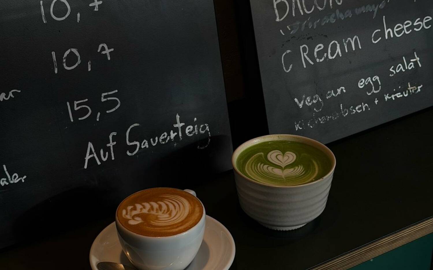 Kaffee und Matcha im Lowinskys / © Hillel Lowinsky