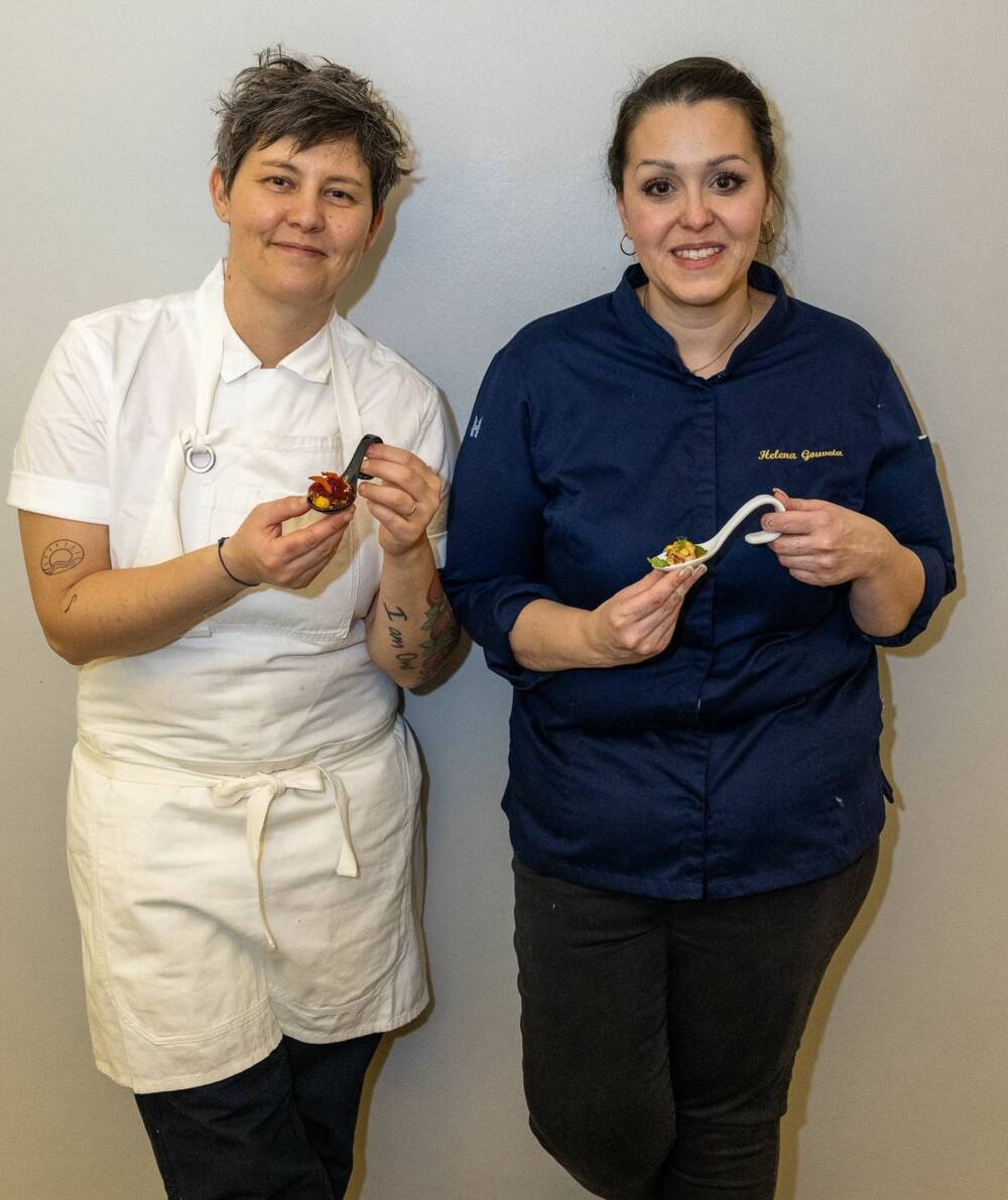 Katja Baum (links) und Helena Gouveia präsentieren ihre Signature-Löffel / ©Ann-Christin Baßin