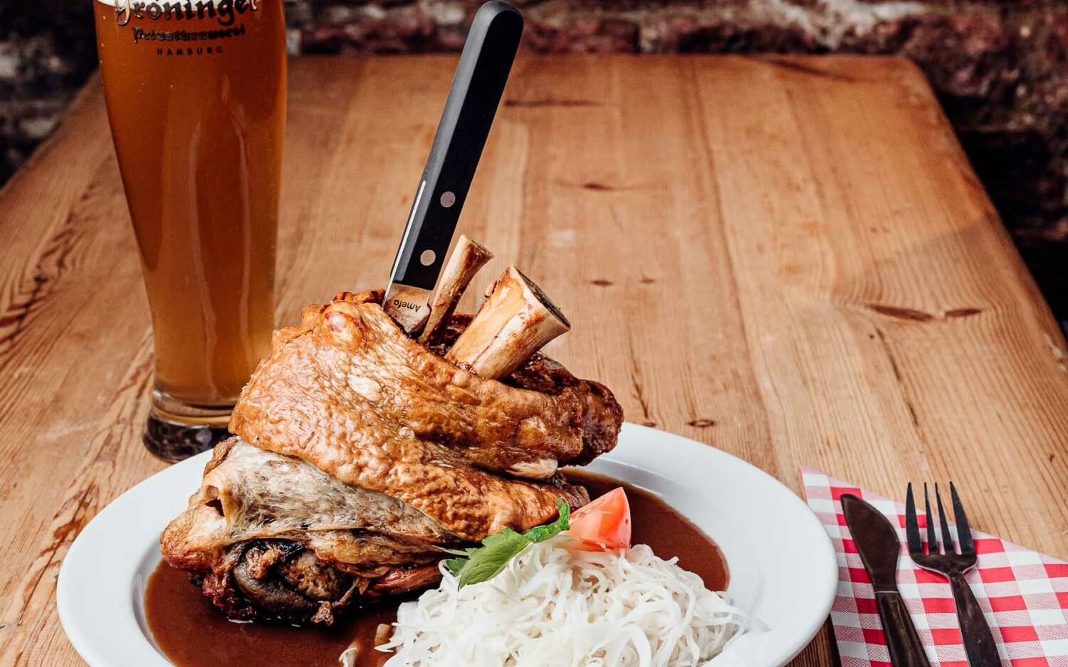 Kein Schnickschnack, kein Chi-Chi: Haxe mit Krautsalat, dazu ein Pils – genau so muss das sein / ©Groeninger