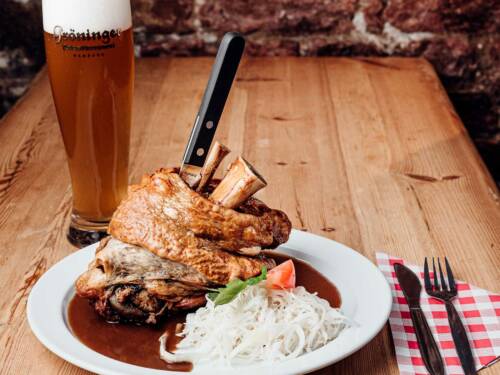 Kein Schnickschnack, kein Chi-Chi: Haxe mit Krautsalat, dazu ein Pils – genau so muss das sein / ©Groeninger