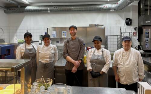 La Cantina: Der stellvertretende Küchenchef Tobias Grebe und ein Teil seines Küchenteams / ©Natalie Müller 