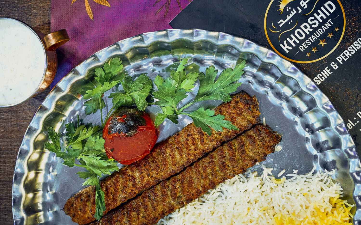 Liebevoll angerichtet auf silbernen Platten: Im Khorshid werden Klassiker aufgetischt, etwa Tschelo-Kabab (im Bild) / ©Marc Sill