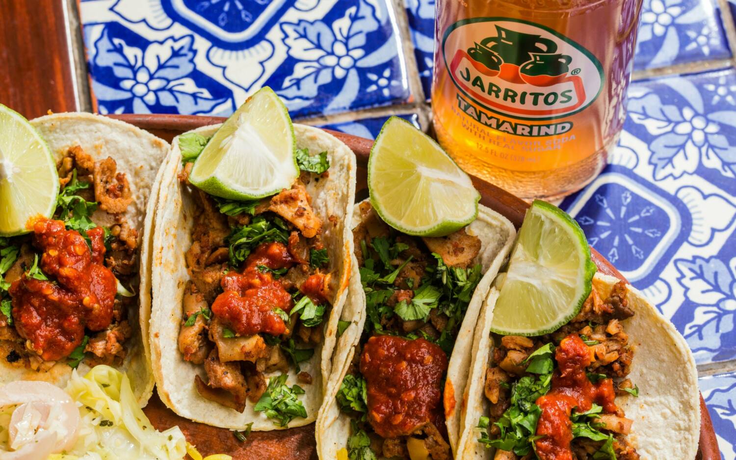 Mit frischer Limette garniert, so geht Taco-Genuss auf St. Pauli / ©Unspalsh / Jarritos Mexican Soda