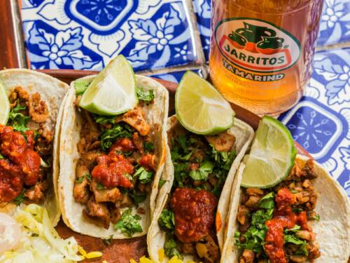 Mit frischer Limette garniert, so geht Taco-Genuss auf St. Pauli / ©Unspalsh / Jarritos Mexican Soda