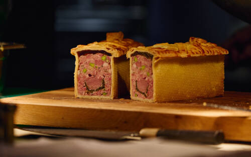 Nicht ohne Grund ausgezeichnet: Haebel auf St. Pauli mit meisterhaften Köstlichkeiten im Blätterteigmantel / ©Studio Haebel