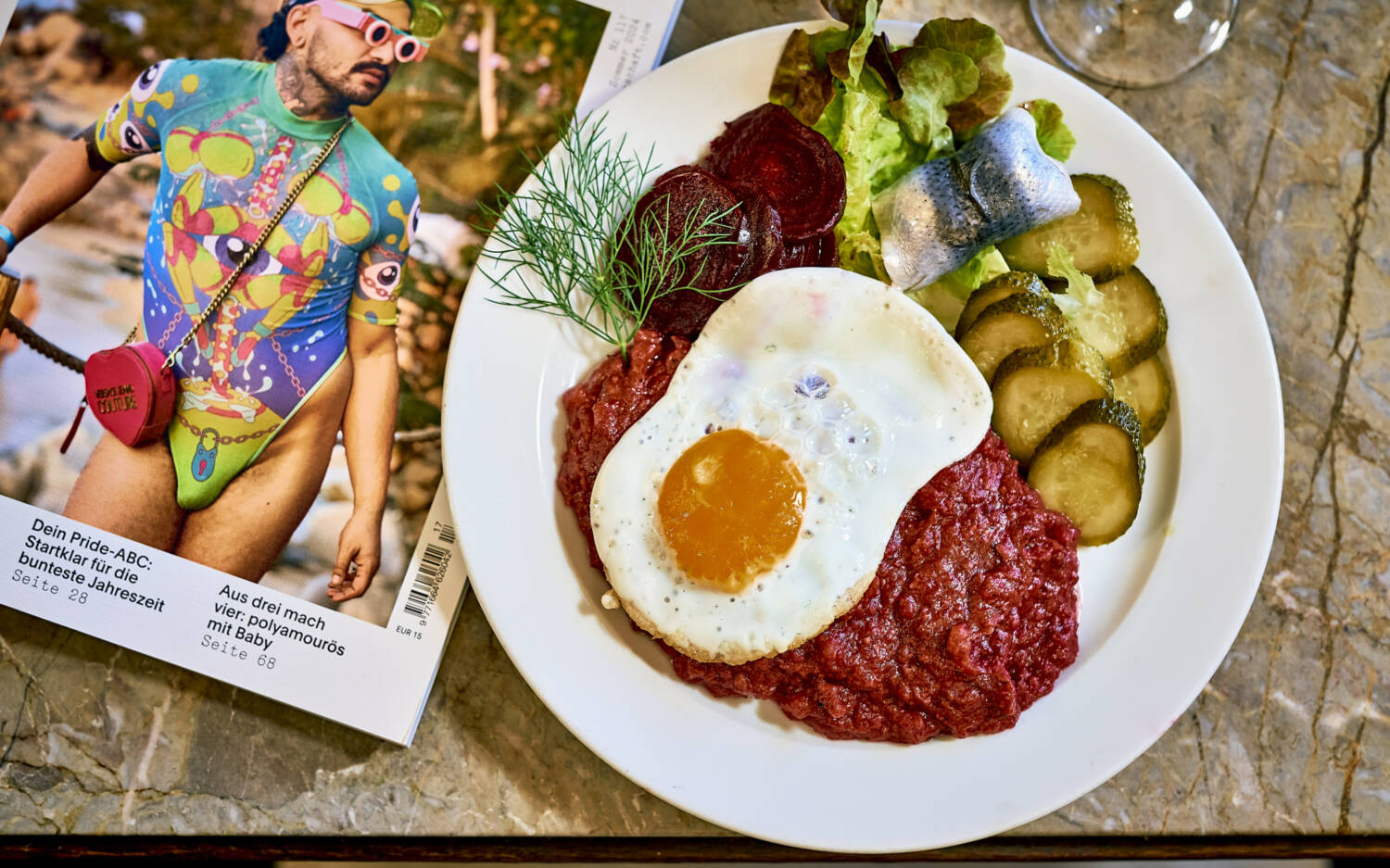 Oder bei Labskaus durch queere Literatur und Magazine blättern / ©Marc Sill