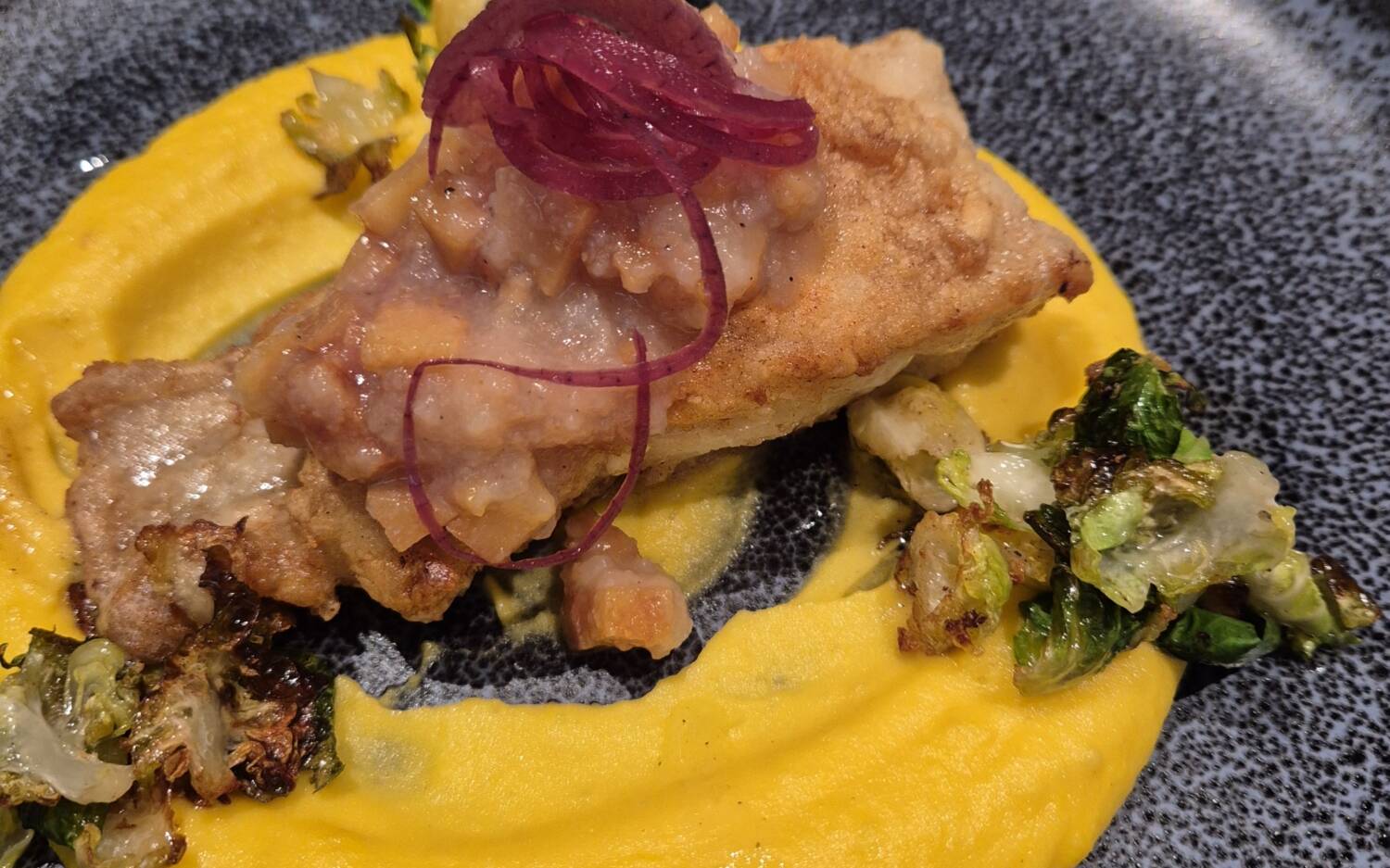 Panierter Fisch, garniert mit eingelegten Zwiebeln – einfach vorzüglich im 105 Buten un Binnen in Ottensen/ ©Rupert