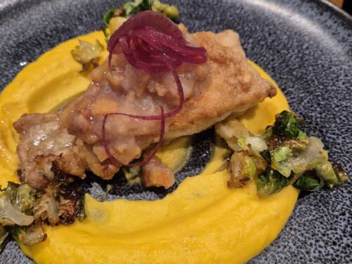 Panierter Fisch, garniert mit eingelegten Zwiebeln – einfach vorzüglich im 105 Buten un Binnen in Ottensen/ ©Rupert