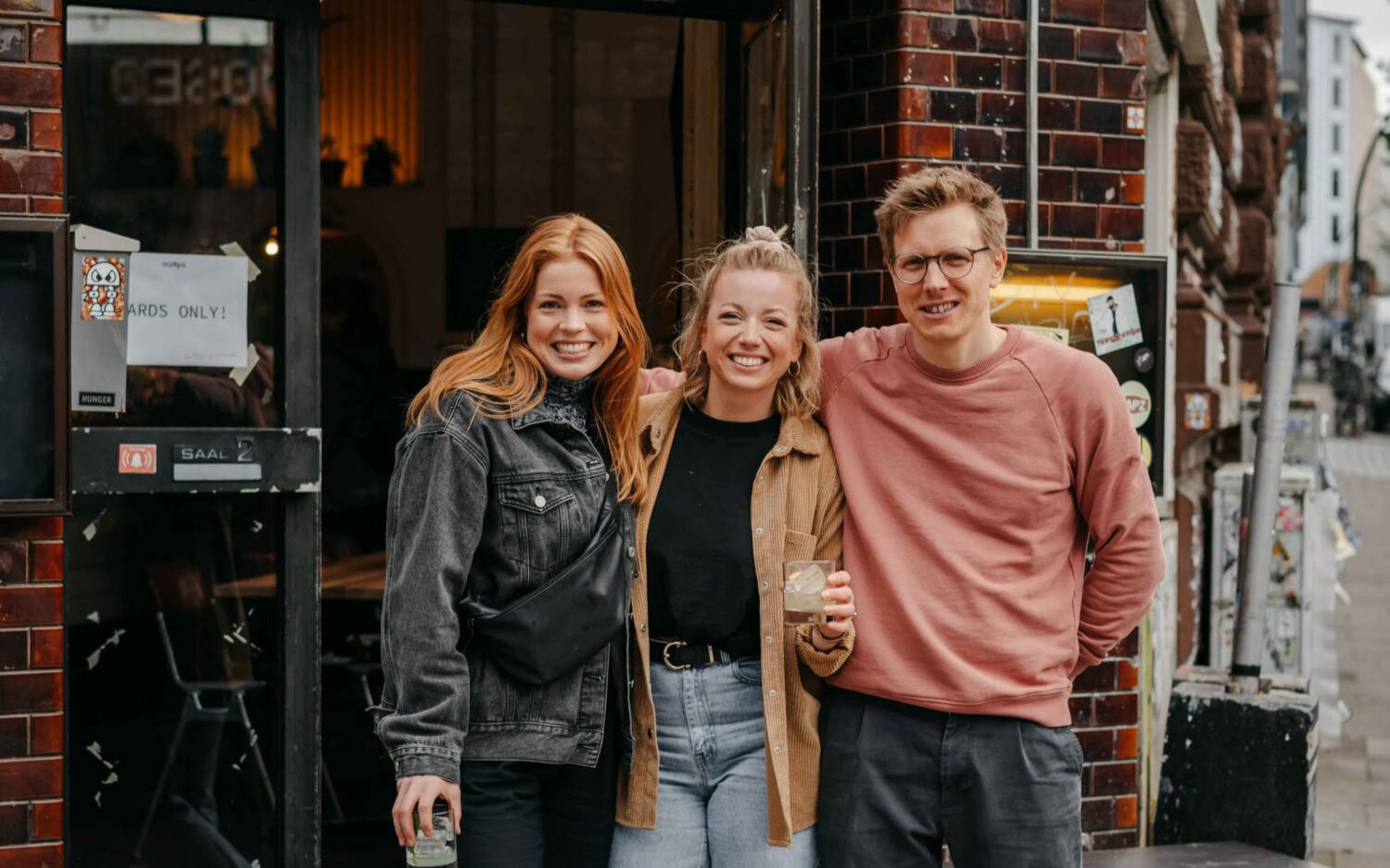 Ronja, Oliver und Zora Klipp (M.) vor dem Blattgold in der Sternschanze / ©Juli Schneegans