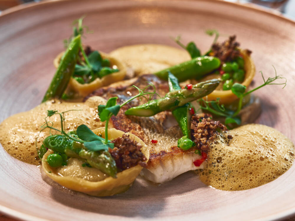 Schmackofatz! Erstklassiges Fischgericht mit knuspriger Haut und glasigem Inneren, dazu Beilagen, die ihresgleichen suchen – das gibt es nur im Rive in der Altona-Altstadt / ©Marc Sill