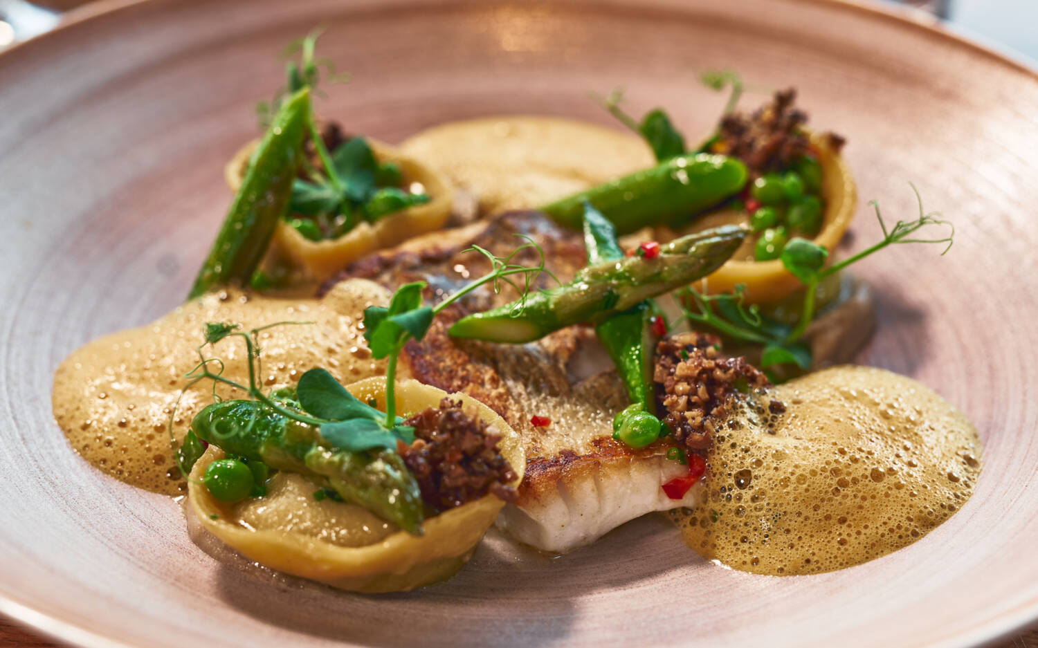 Schmackofatz! Erstklassiges Fischgericht mit knuspriger Haut und glasigem Inneren, dazu Beilagen, die ihresgleichen suchen – das gibt es nur im Rive in der Altona-Altstadt / ©Marc Sill