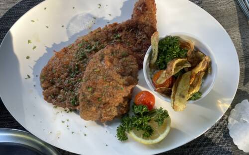 Schnitzel vom Bio-Hof aus der Umgebung: Das Saseler Schnoor’s hat aus gutem Grund eine treue Fangemeinde / ©Michael Hein