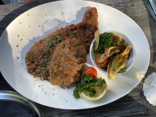 Schnitzel vom Bio-Hof aus der Umgebung: Das Saseler Schnoor’s hat aus gutem Grund eine treue Fangemeinde / ©Michael Hein