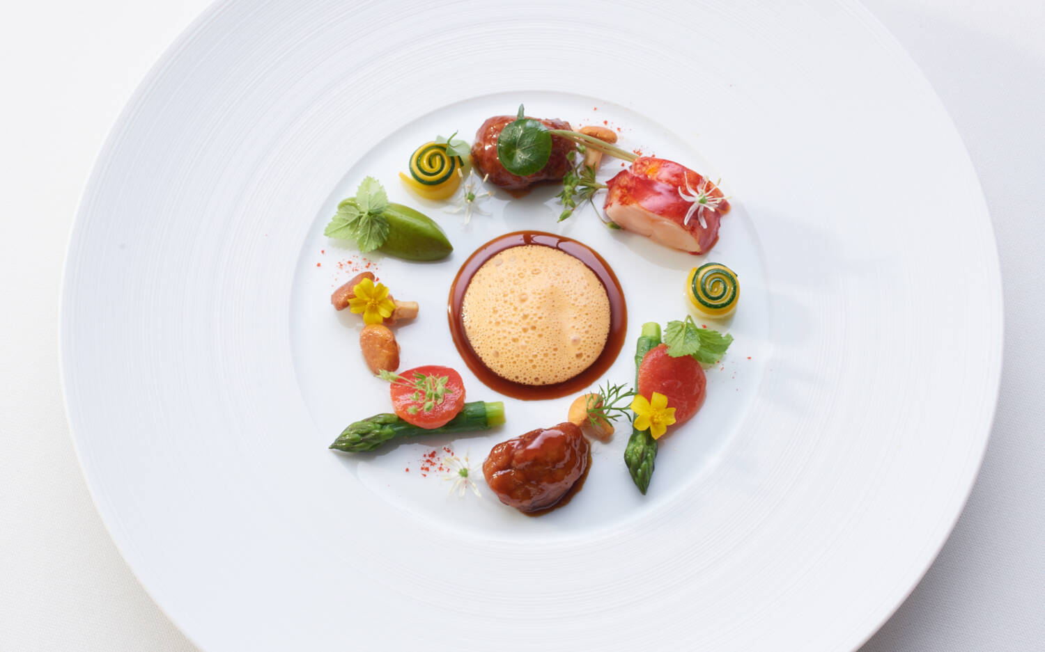 Seit 2002 wird das Küchenteam von Christoph Rüffer geleitet und hat für seine Leistung bereits drei Michelin-Sterne erhalten. Man merkt sofort: Hier wird Küche auf allerhöchstem Niveau geboten. In jeder Hinsicht spürt man die Leidenschaft, mit der hier gearbeitet wird / ©Jan Westermann