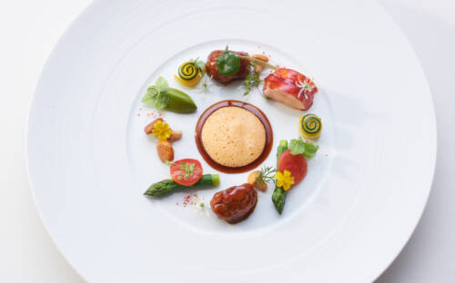 Seit 2002 wird das Küchenteam von Christoph Rüffer geleitet und hat für seine Leistung bereits drei Michelin-Sterne erhalten. Man merkt sofort: Hier wird Küche auf allerhöchstem Niveau geboten. In jeder Hinsicht spürt man die Leidenschaft, mit der hier gearbeitet wird / ©Jan Westermann