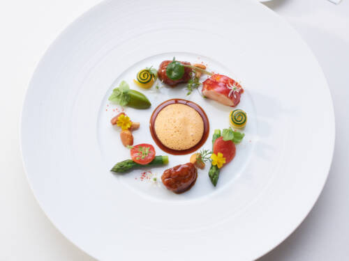 Seit 2002 wird das Küchenteam von Christoph Rüffer geleitet und hat für seine Leistung bereits drei Michelin-Sterne erhalten. Man merkt sofort: Hier wird Küche auf allerhöchstem Niveau geboten. In jeder Hinsicht spürt man die Leidenschaft, mit der hier gearbeitet wird / ©Jan Westermann