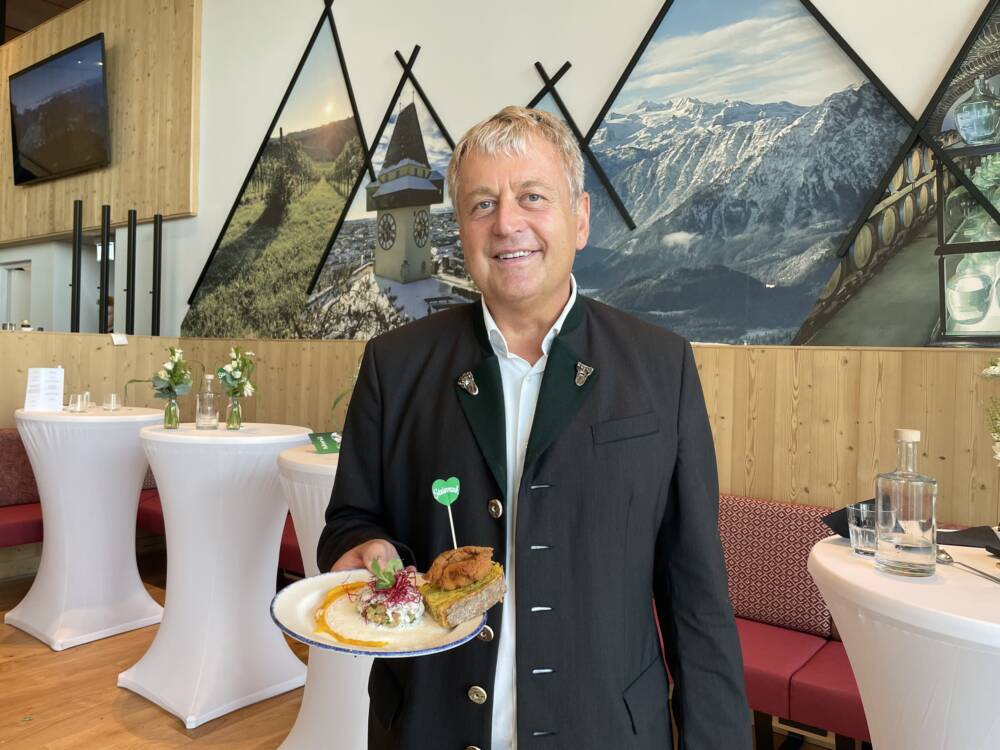 Stolz posiert Geschäftsführer Gerhard Wendl: In der HafenCity überzeugt das Kulinarikum mit steirischer, traditioneller Küche. / ©Kulinarium