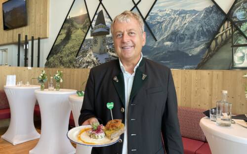 Stolz posiert Geschäftsführer Gerhard Wendl: In der HafenCity überzeugt das Kulinarikum mit steirischer, traditioneller Küche. / ©Kulinarium