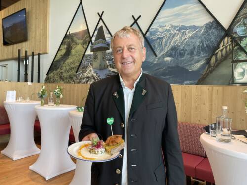 Stolz posiert Geschäftsführer Gerhard Wendl: In der HafenCity überzeugt das Kulinarikum mit steirischer, traditioneller Küche. / ©Kulinarium