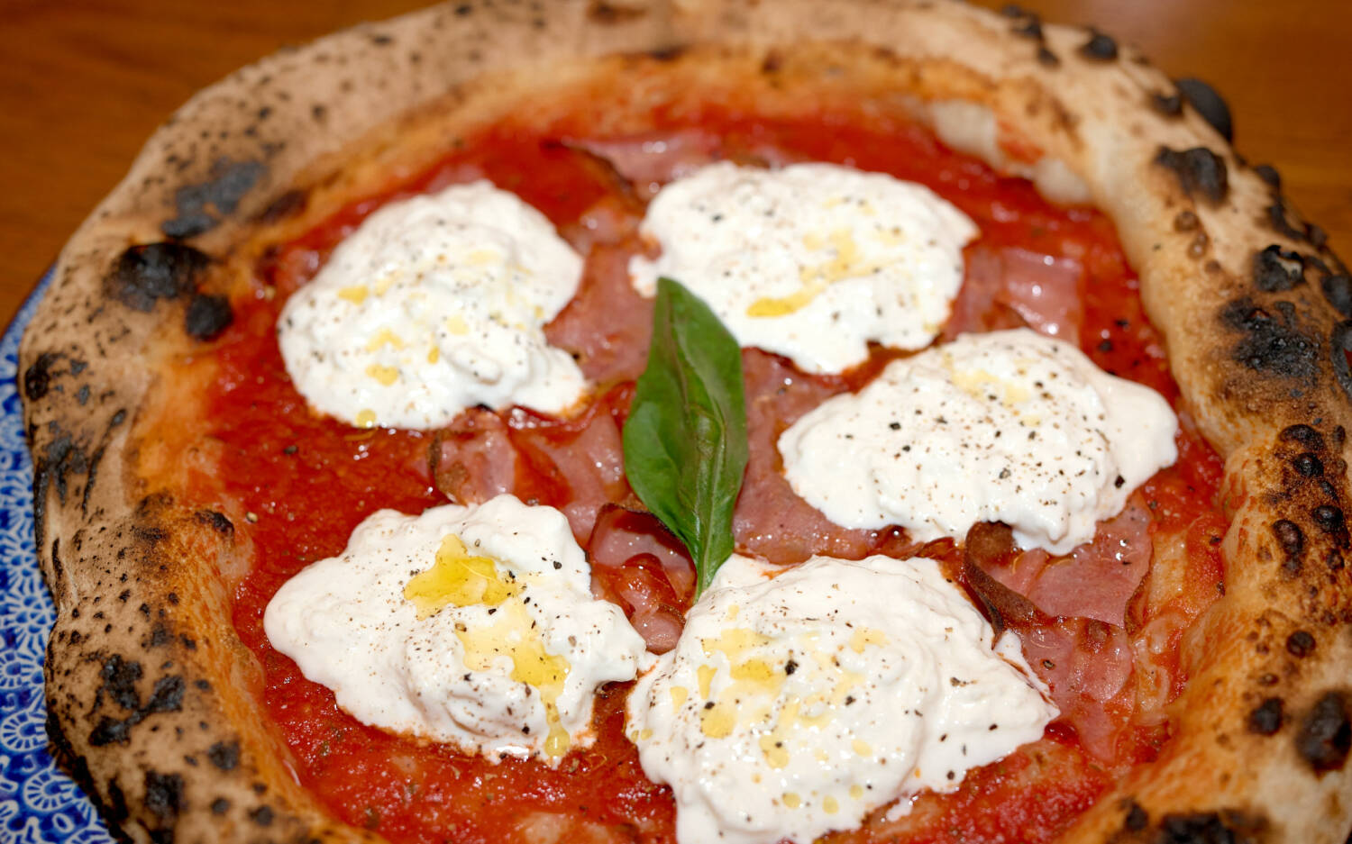 Szeniges Ambiente und handverlesene Zutaten auf neapolitanischen Pizzen: Pizza Social Club / ©Matteo Starnick