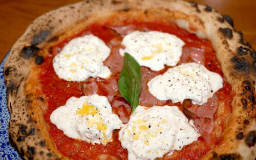 Szeniges Ambiente und handverlesene Zutaten auf neapolitanischen Pizzen: Pizza Social Club / ©Matteo Starnick