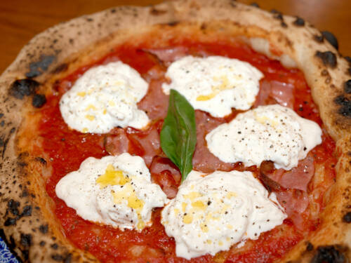 Szeniges Ambiente und handverlesene Zutaten auf neapolitanischen Pizzen: Pizza Social Club / ©Matteo Starnick