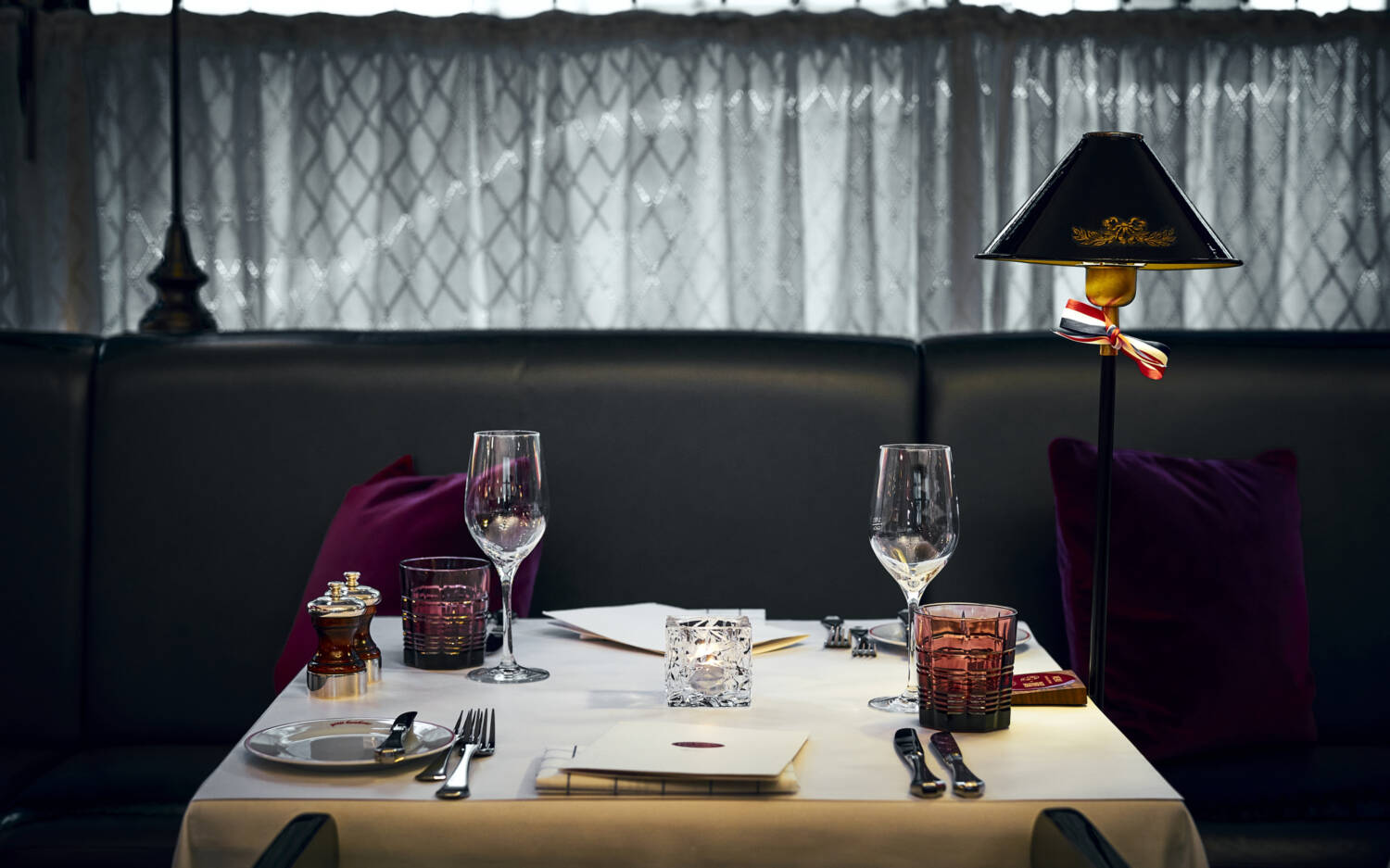 Très chic: Im Restaurant Petit Bonheur in der Hamburger Innenstadt speist man fast schon königlich / ©Marc Sill