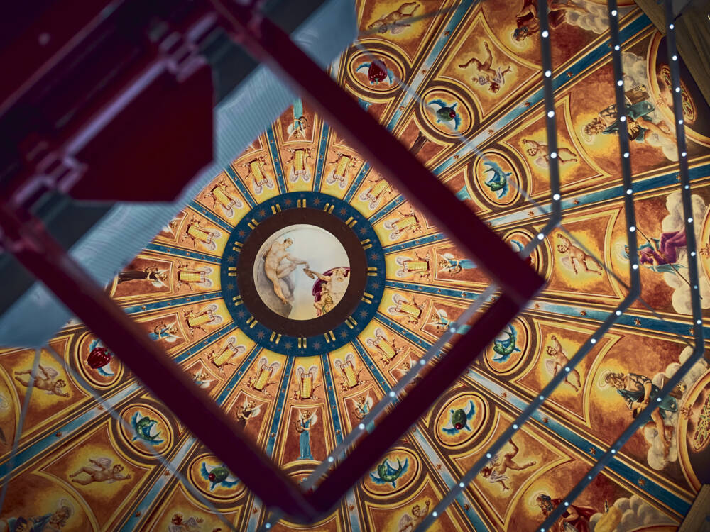Um aus dem ehemaligen Silo ein Restaurant zu machen, wurden aufwendige Arbeiten vorgenommen. Unter anderem die Deckenmalereien über der Bar / ©Marc Sill 