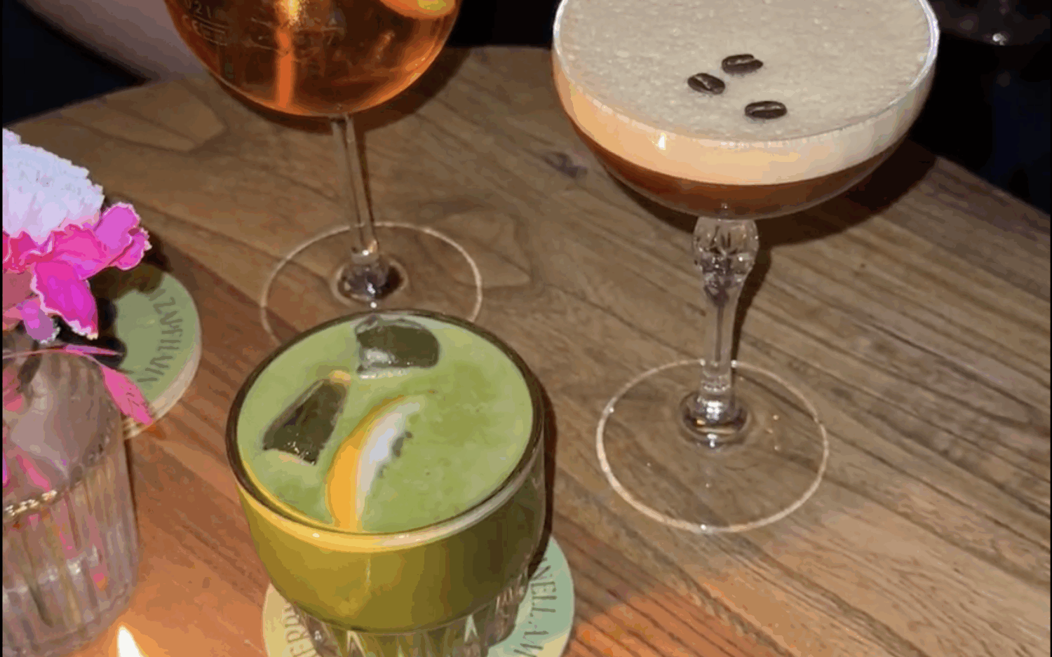 Verschiedene Cocktails und Vintageflair  im Nick's in Ottensen / ©Carlotta Maas