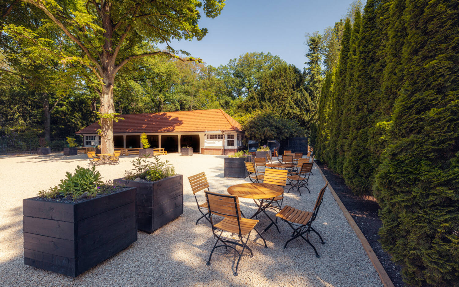 Viel Platz, schattenspendende Hecken und Bäume und deftige Biergartenküche warten im Landhaus Walter / ©Landhaus Walter