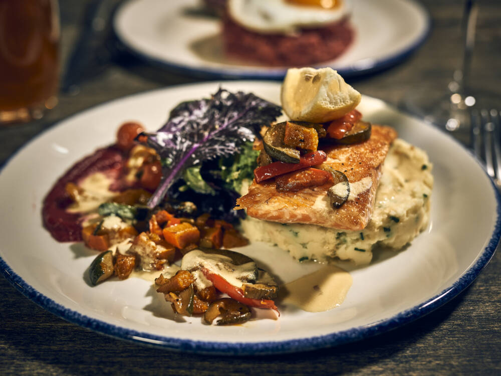 Was für ein Hingucker: Kartoffelstampf mit Lachs – so liebevoll angerichtet, dass man ihn am liebsten erst einmal nur bewundern möchte / ©Marc Sill