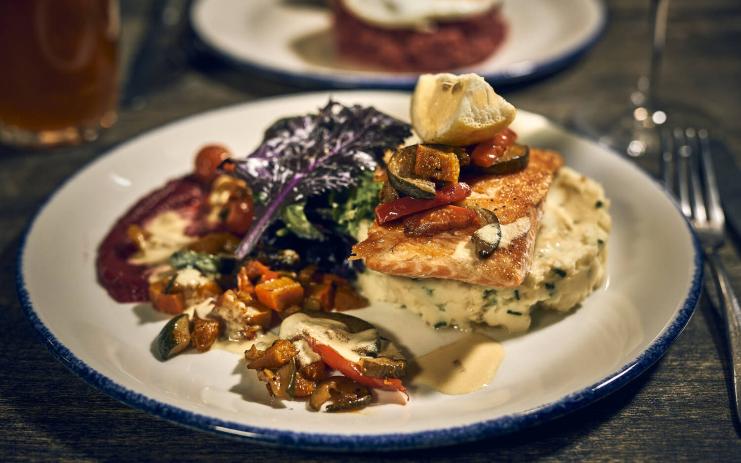 Was für ein Hingucker: Kartoffelstampf mit Lachs – so liebevoll angerichtet, dass man ihn am liebsten erst einmal nur bewundern möchte / ©Marc Sill