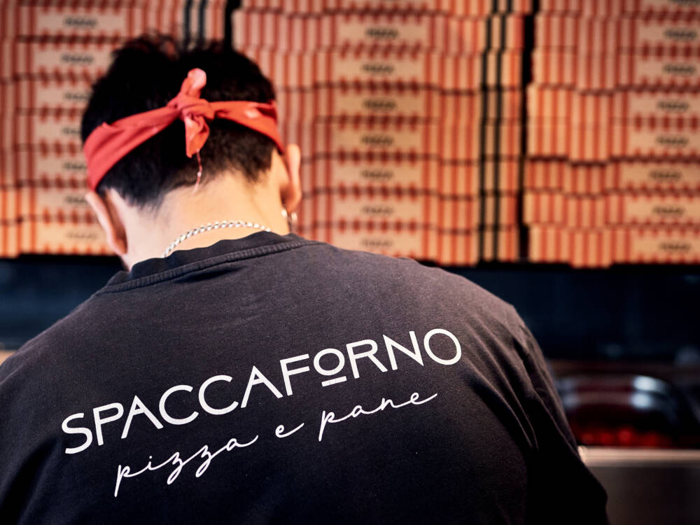 Wer einen Platz im Inneren des Restaurants ergattert, kann dem Geschehen am Pizzaofen zusehen / ©Marc Sill 