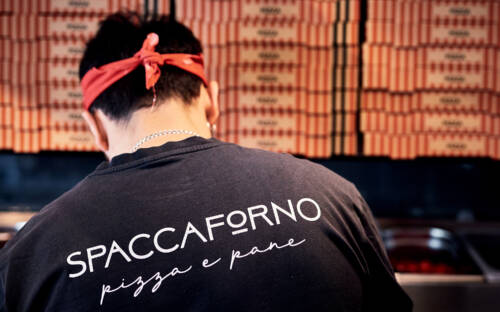 Wer einen Platz im Inneren des Restaurants ergattert, kann dem Geschehen am Pizzaofen zusehen / ©Marc Sill 