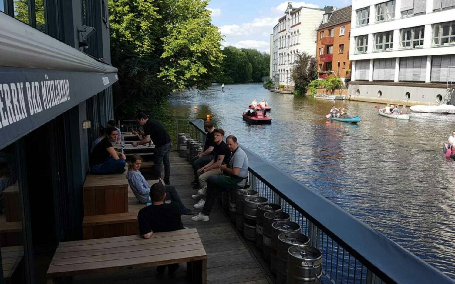 Wer mag, kann die Ratsherrn Bar am Osterbekkanal mit seinem SUP oder Tretboot ansteuern / ©Ratsherrn Bar