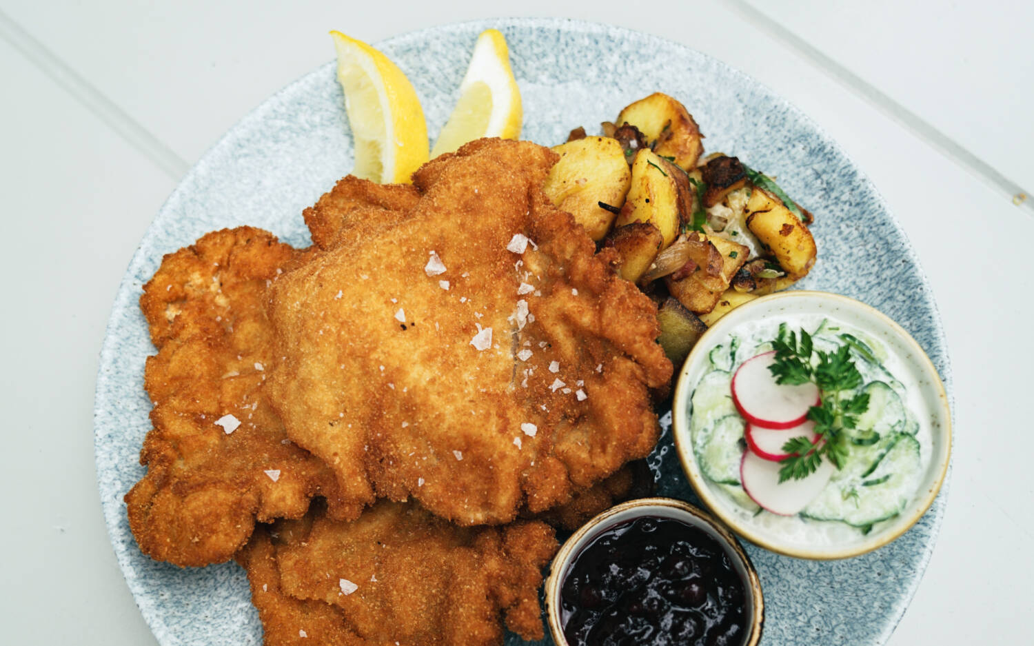 Wer richtig Appetit hat, greift zum berüchtigtem Kraftwerk-Schnitzel: saftig, groß und mit hervorragenden Beilagen  / ©Küchenfreunde Kraftwerk