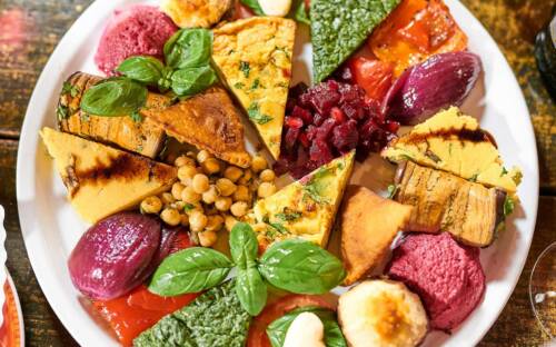 Wow, das nennt sich auf jeden Fall farbenfroh! So schön einladend sieht ein Teller aus rein pflanzlichen Produkten aus / ©Marc Sill
