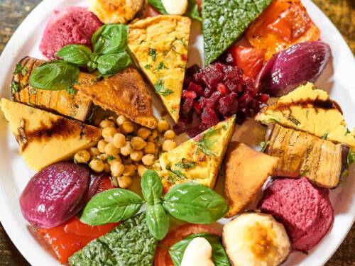 Wow, das nennt sich auf jeden Fall farbenfroh! So schön einladend sieht ein Teller aus rein pflanzlichen Produkten aus / ©Marc Sill