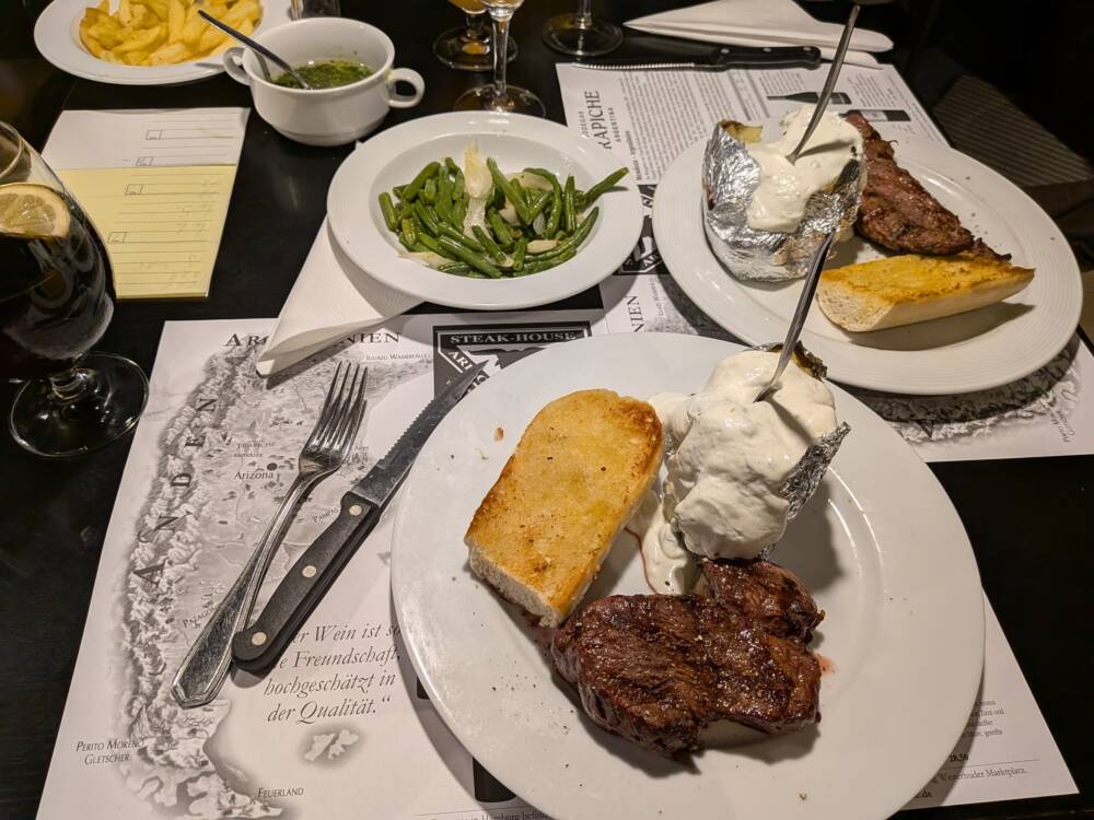 Zeitreise wie damals – im beliebten Arizona Steak House genießt man Steak und Kartoffeln zu Preisen wie früher / ©Fred Guiot