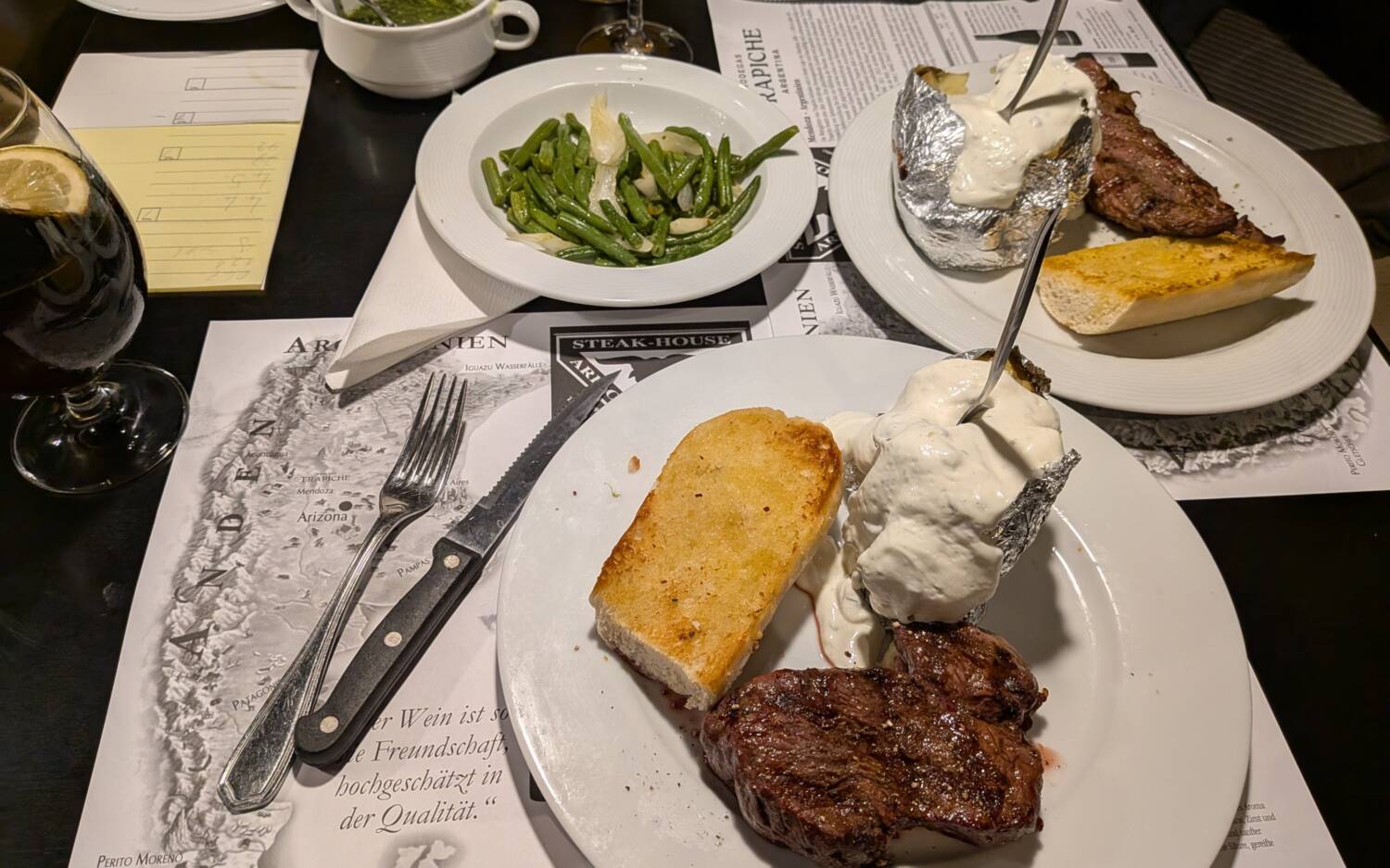 Zeitreise wie damals – im beliebten Arizona Steak House genießt man Steak und Kartoffeln zu Preisen wie früher / ©Fred Guiot