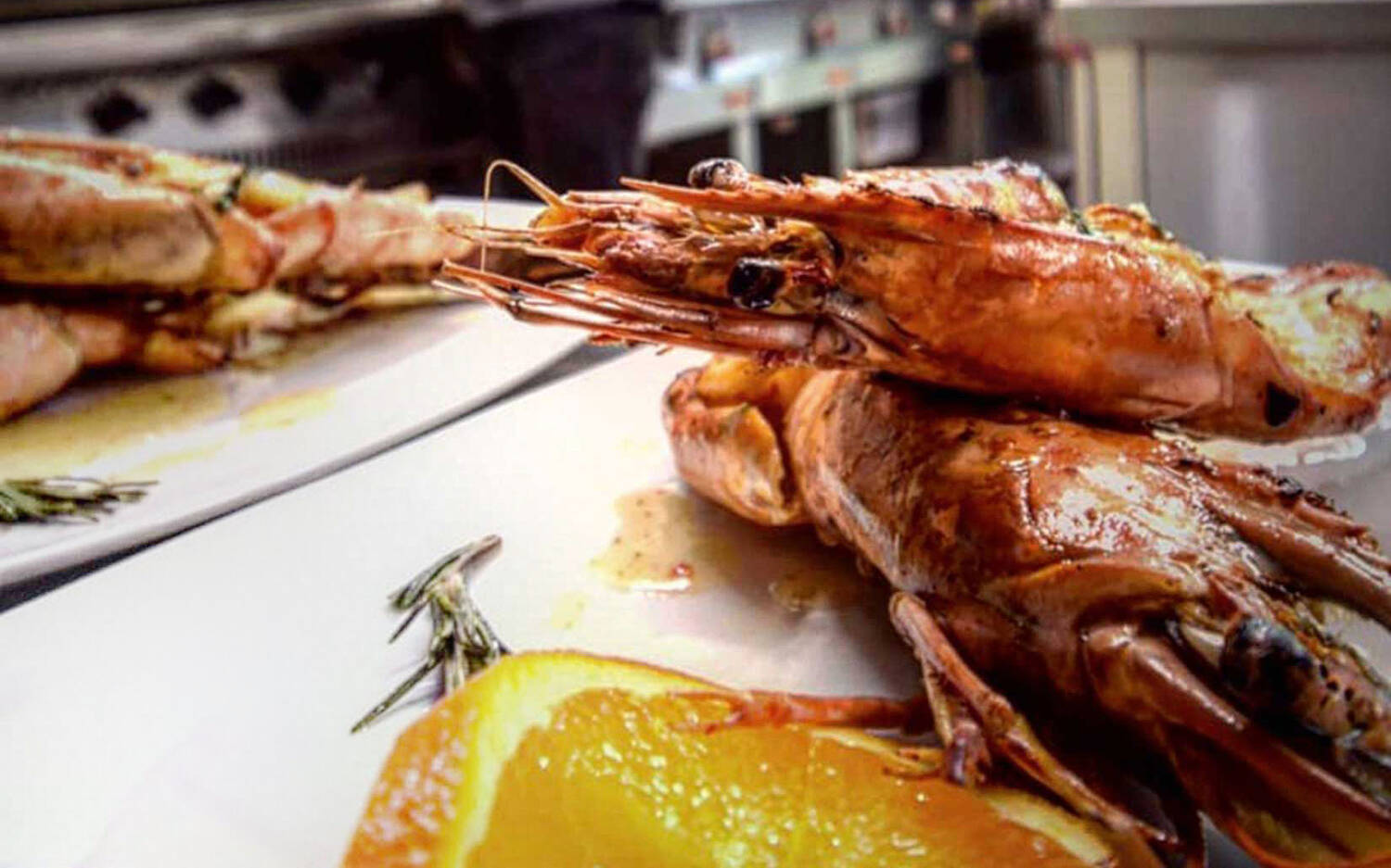 Zu den griechischen Meze im Minas gehören gebratene Gambas in Knoblauch / ©Minas