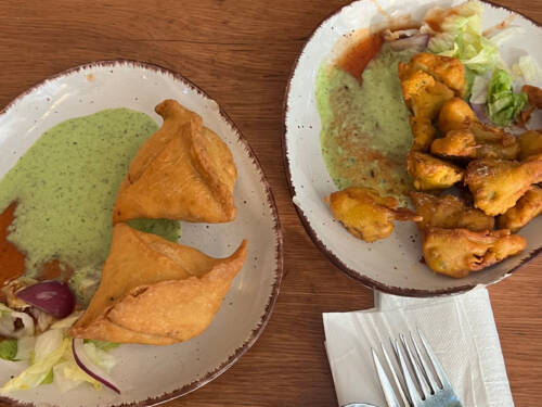 Zum Einstieg schmecken unserer Testerin die vegetarischen Samosas und Gobi Pakoras / ©Kirsten Dehmer
